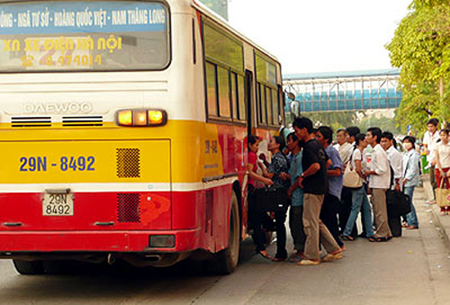 Khi phụ xe buýt thu tiền nhưng không đưa vé 1 Khi phụ xe buýt thu tiền nhưng không đưa vé 1