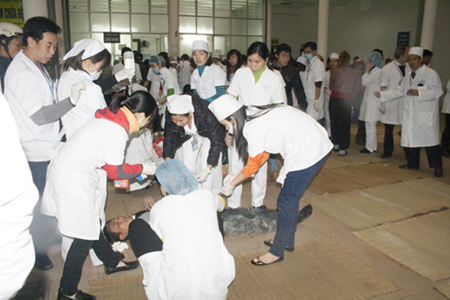 Cấp cứu nạn nhân sập giàn giáo xây dựng ở Thái Nguyên 1