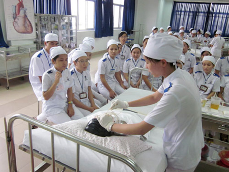 Tuyển điều dưỡng viên sang Đức làm việc có thu phí: Lừa đảo trắng trợn 2