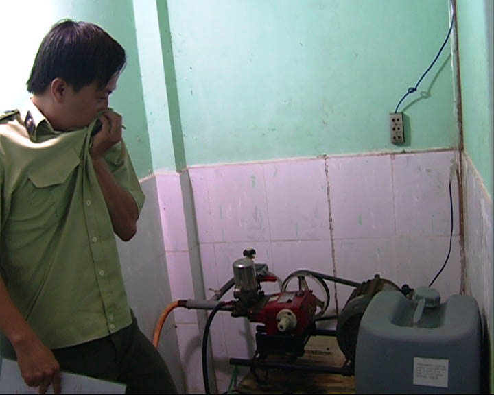 Giật mình công nghệ pha chế gia vị với hóa chất và... dòi 1 Giật mình công nghệ pha chế gia vị với hóa chất và... dòi 1