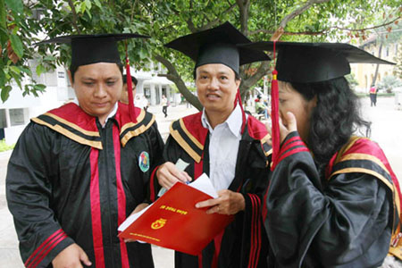 Cần “giữ chân” cán bộ, công chức sau khi được cử đi đào tạo 1 Cần “giữ chân” cán bộ, công chức sau khi được cử đi đào tạo 1