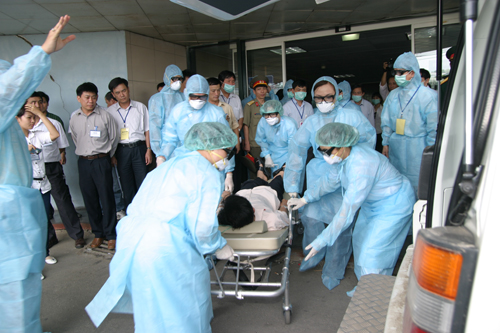 Phòng chống dịch cúm gia cầm: Ðối phó với nguy cơ kép 3