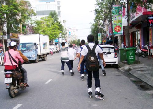 Cần ngăn chặn “trò xiếc” trên phố 1