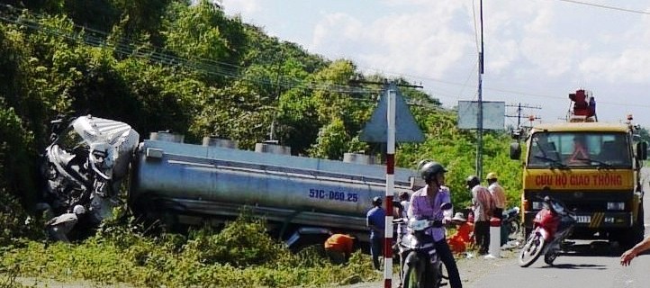 Khánh Hòa: Xe khách tông xe bồn 1 người chết và 5 người trọng thương  1