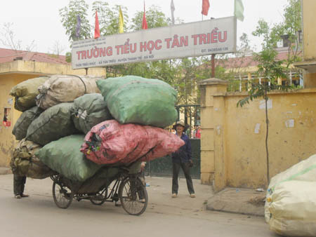 Cổng trường thành nơi tập kết... phế liệu  1