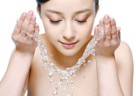 Nên sử dụng nước ấm cùng sữa rửa mặt để làm sạch da mặt