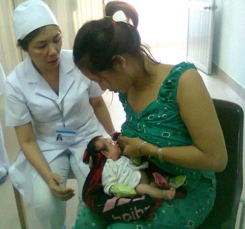 Cứu sống trẻ sơ sinh có nội tạng ngoài ổ bụng 2