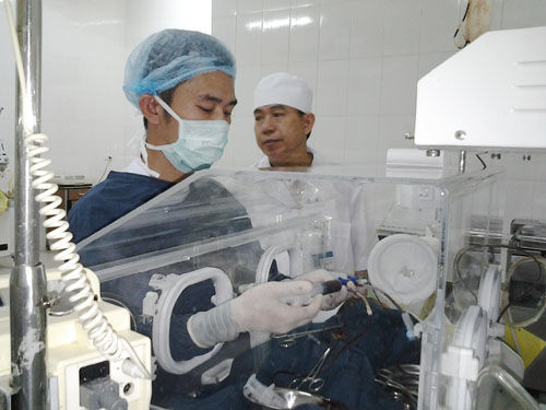 Lần đầu tiên thay máu cho bệnh nhi thành công 1
