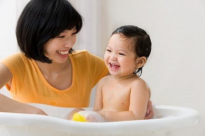 Chăm sóc trẻ bị ban nhiệt do nóng 1