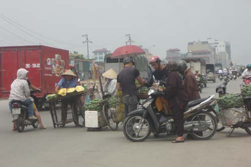 Bán trái cây lấn Quốc lộ 32 1