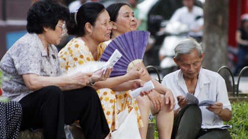 Giúp người cao tuổi bớt bệnh vì nắng nóng 1 Giúp người cao tuổi bớt bệnh vì nắng nóng 1