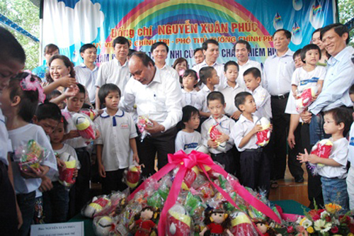 Phó Thủ tướng thăm và tặng quà cho trẻ nhiễm HIV/AIDS 1 Phó Thủ tướng thăm và tặng quà cho trẻ nhiễm HIV/AIDS 1