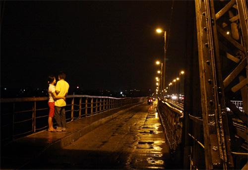 Ðứng tâm sự trên cầu - Nguy hiểm 1 Ðứng tâm sự trên cầu - Nguy hiểm 1