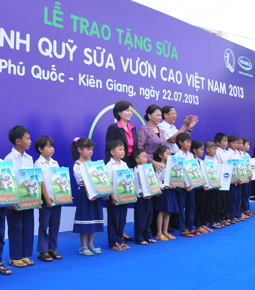 Đem sữa đến với trẻ em nghèo huyện đảo Phú Quốc, Kiên Giang 1