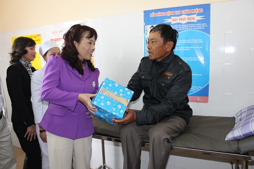 Quan tâm đến công tác khám chữa bệnh và dự phòng 1