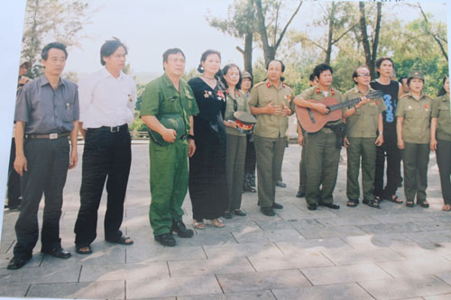 Ðội văn nghệ “Hát cho đồng đội nghe” 1