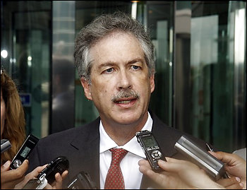 Vụ Snowden tiếp tục gây đau đầu các nhà chức trách 1 Vụ Snowden tiếp tục gây đau đầu các nhà chức trách 1
