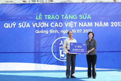 Trao tặng hơn 26.000 ly sữa cho trẻ em nghèo Quảng Bình 2