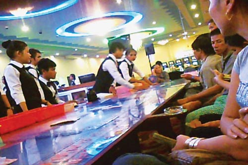 Vượt biên đánh bạc dễ trúng... cúm gia cầm 1 Vượt biên đánh bạc dễ trúng... cúm gia cầm 1
