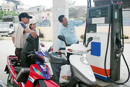 Lương vừa tăng, lại lo giá đè 2