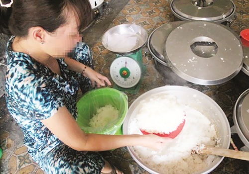 Gạo, cơm đều dính… hóa chất 1