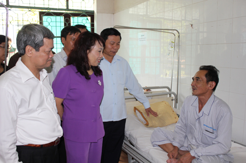 Bộ trưởng Bộ Y tế Nguyễn Thị Kim Tiến thăm và làm việc tại tỉnh Bắc Ninh  2