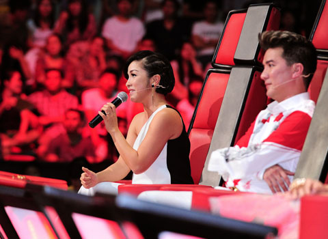 Huấn luyện viên The Voice khen học trò quá đà 1