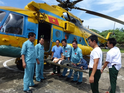 Dùng trực thăng cấp cứu một ngư dân trong bão  1