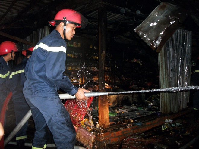 Quảng Nam: Cháy rụi hai gian hàng chợ Đông Phú  2