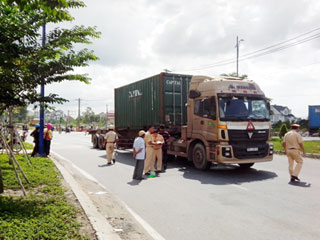 Hai mẹ con chết thảm dưới gầm xe container  1