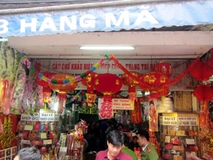 Bắt giữ 2 tạ pháo lậu giấu trên phố Hàng Mã 1