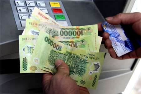 Phí ATM nội mạng, "lùa gà vào chuồng để thịt"	  1
