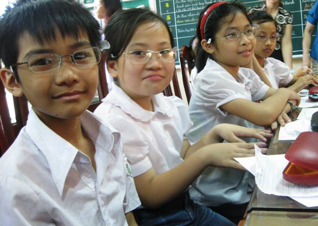 Khám mắt cho hơn 2.000 HS trường thực nghiệm  1