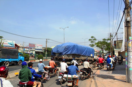Xe tải gãy cầu gây náo loạn đường phố  1