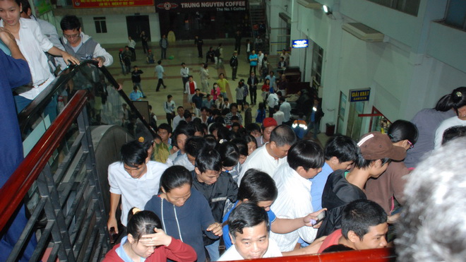 Trắng đêm mua vé tàu tết  2