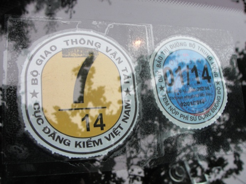 Ôtô bắt đầu xếp hàng đóng phí đường bộ 2