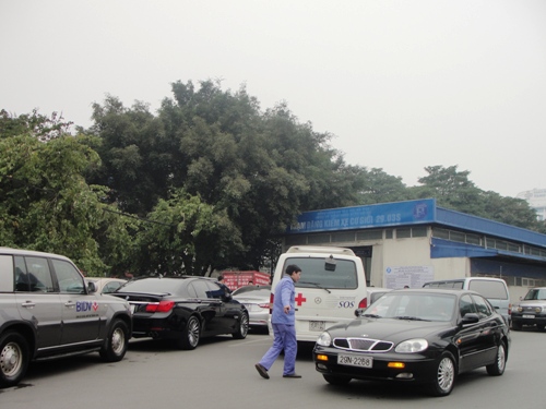 Ôtô bắt đầu xếp hàng đóng phí đường bộ 1