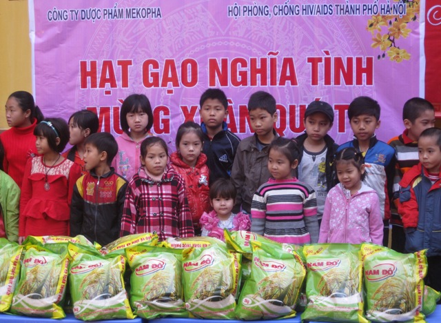 Hạt gạo nghĩa tình cho 350 trẻ nhiễm HIV/AIDS 1