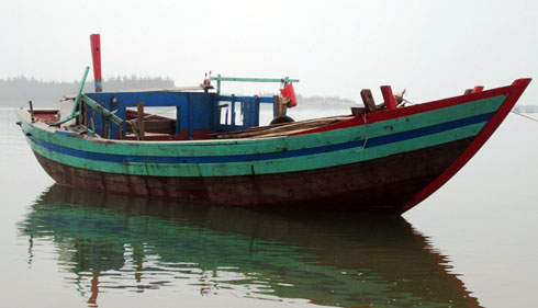 4 ngư dân bị hất văng xuống biển sau vụ nổ tàu 1