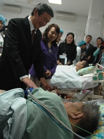 Đồng chí Đinh Thế Huynh thăm hai bệnh viện ở Hà Nội 2