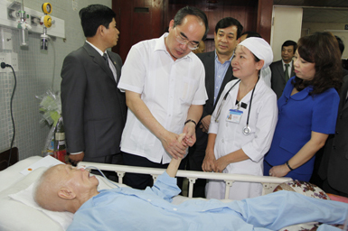 Phó Thủ tướng Nguyễn Thiện Nhân chúc Tết tại TP.HCM 3