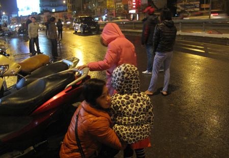 Người Hà Nội “trầy trật” vẫy taxi trong mưa, rét 1