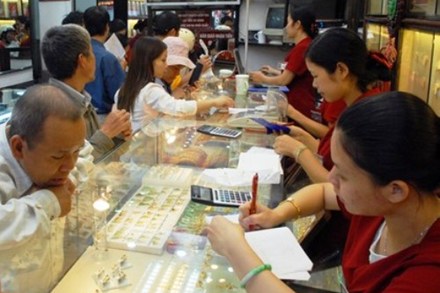 Vàng giảm mạnh, chênh lệch vẫn cao ngất	 1