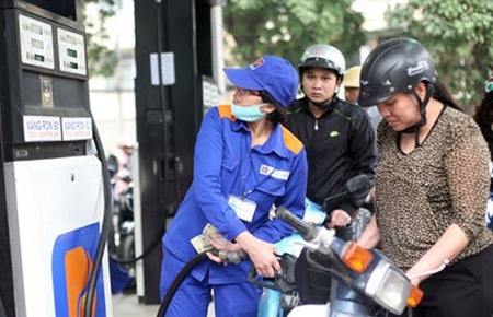 Kêu lỗ 1.800 đồng/lít, DN muốn tăng giá xăng	 1