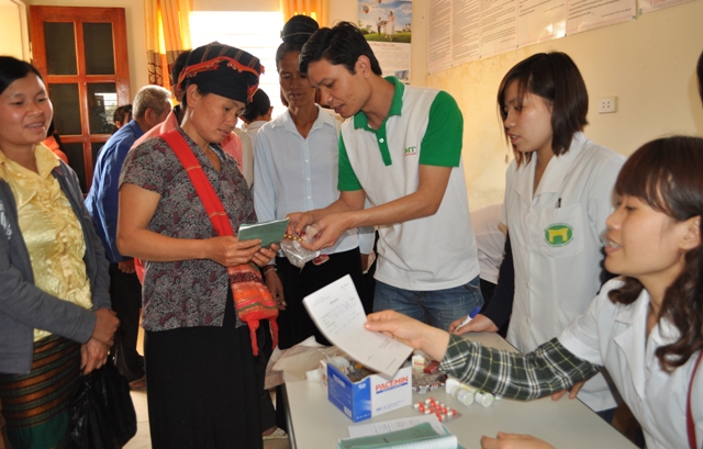 Hàng trăm bà con vùng cao được khám bệnh miễn phí 7