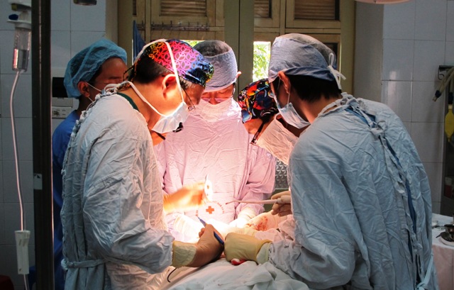 Ngã khi trèo cây, hàm răng khép chặt suốt 20 năm 1
