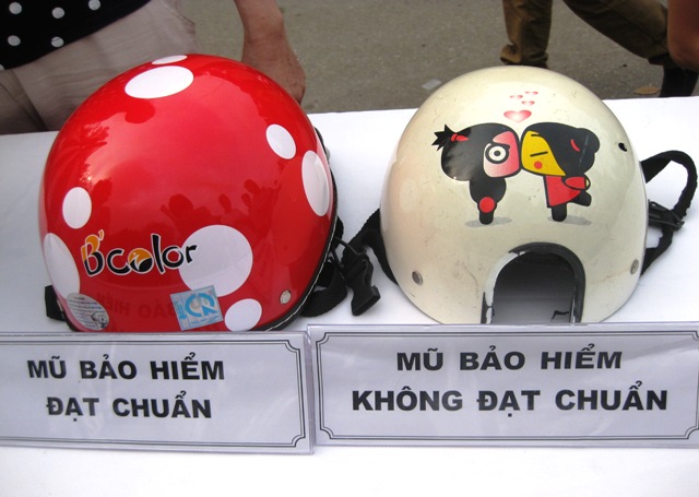 Đổi 200.000 mũ bảo hiểm giả lấy mũ thật 1
