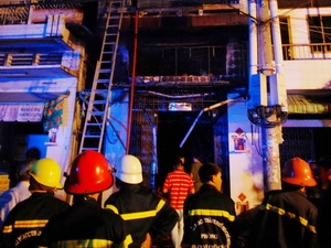Cháy hàng bán đồ thờ cúng, 5 người thương vong 1