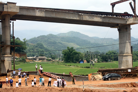 Sập dầm cầu vượt cao tốc Nội Bài - Lào Cai, 1 người chết 1