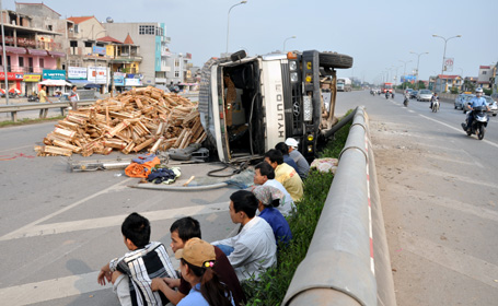 Xe tải “đi thăng bằng” trên dải phân cách 2